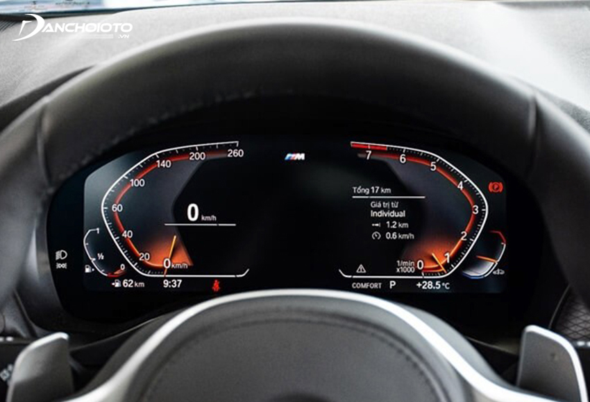 Phía sau tay lái BMW X4 2022 là màn hình kỹ thuật số kích thước 12.3 inch