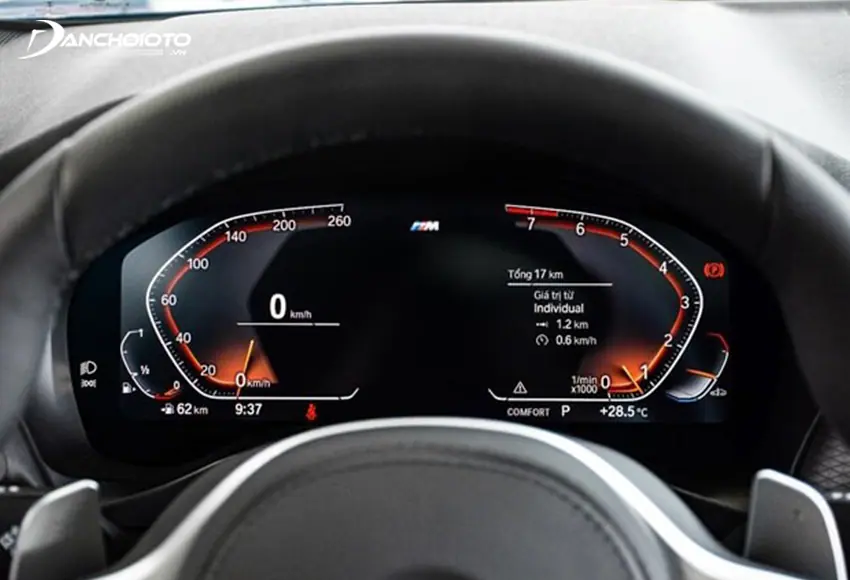 Phía sau tay lái BMW X4 2024 là màn hình kỹ thuật số kích thước 12,3 inch