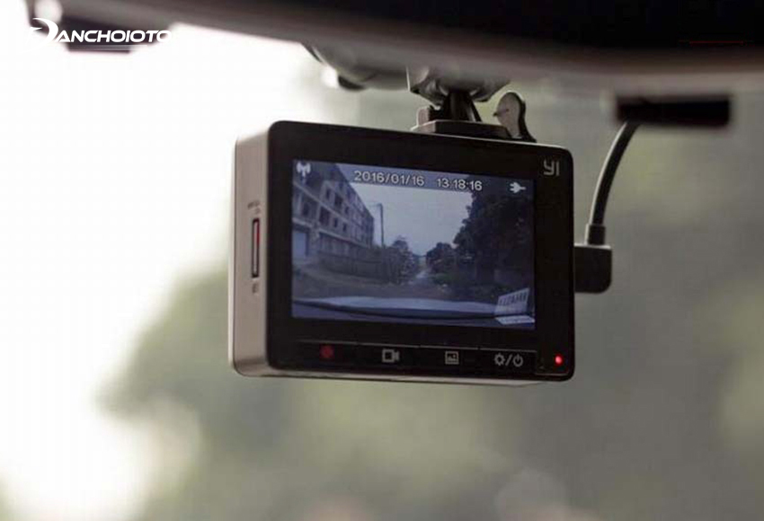 Thông thường camera hành trình Xiaomi sẽ được lắp ở sau gương chiếu hậu để không cản tầm nhìn của người lái 