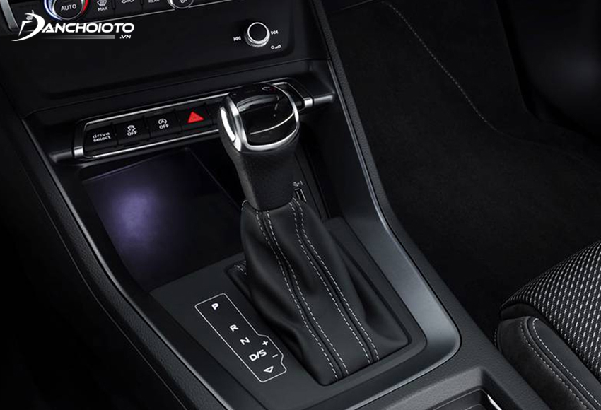 Cần số Audi Q3 2023 vẫn là kiểu bọc da phần dưới, trang bị đầy đủ các tính năng hỗ trợ lái