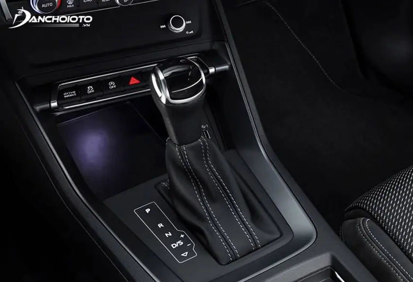 Cần số Audi Q3 2024 vẫn là kiểu bọc da phần dưới, trang bị đầy đủ các tính năng hỗ trợ lái
