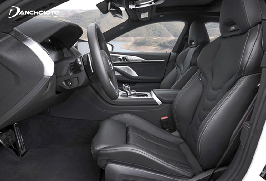 Hàng ghế trước của BMW 8 Series 2023 có chức năng chỉnh điện, nhớ vị trí, sưởi và thông gió