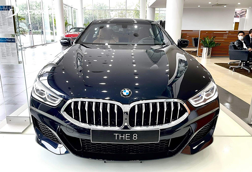 Hốc gió sơn đen và cản trước uốn cong giúp phần đầu BMW 8 Series 2023 mềm mại hơn