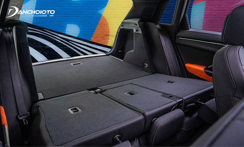 Khoang hành lý Audi Q3 2023 có sức chứa ở mức vừa đủ là 530 lít, gập phẳng ghế sau dung tích lên đến 1.525 lít
