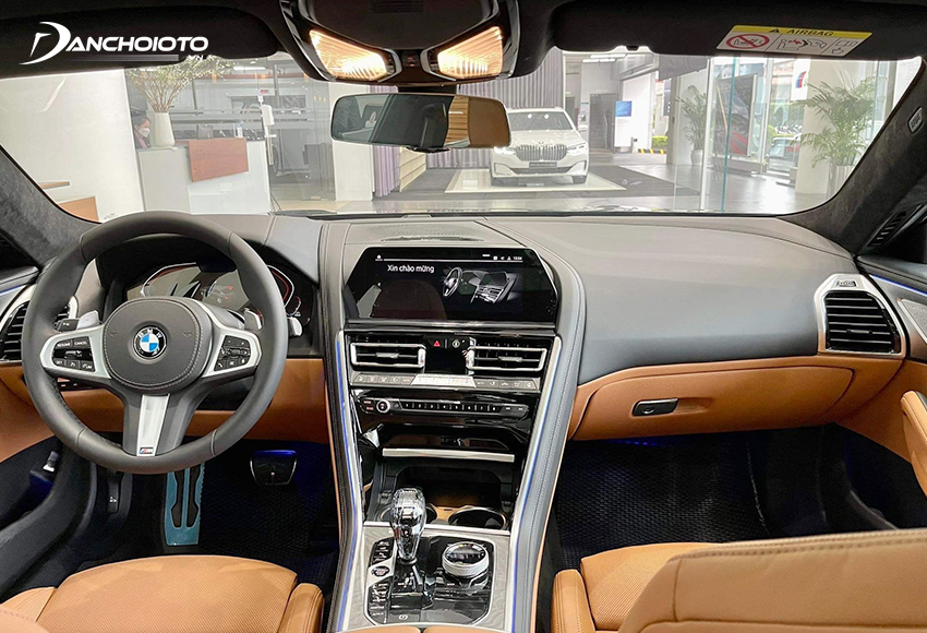 Khoang nội thất của BMW 8 Series 2023 đầy sang trọng và hiện đại