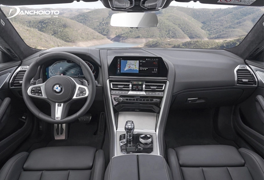 Taplo của BMW 8 Series 2023 được bọc da Nappa cao cấp