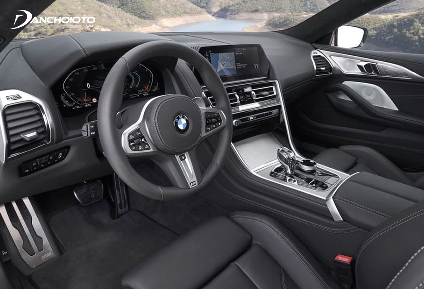 Vô lăng của BMW 8 Series 2023 dạng 3 chấu tích hợp phím chức năng và có lẫy chuyển số phía sau