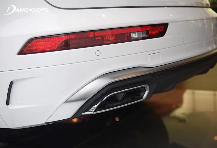 Cặp ống xả to mạ chrome nằm đối xứng của Audi A5 2024