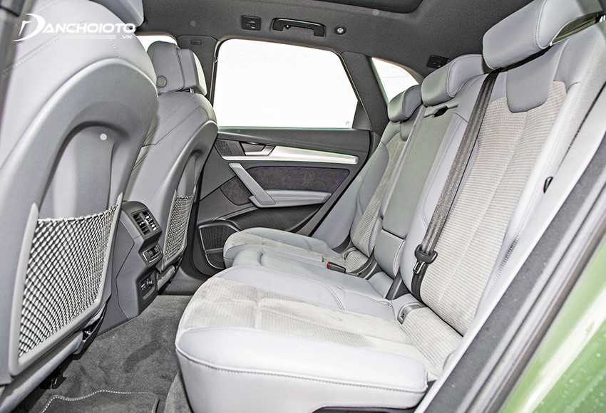 Chỗ để chân và khoảng trần ở hàng ghế sau của Audi Q5 2023 khá lớn