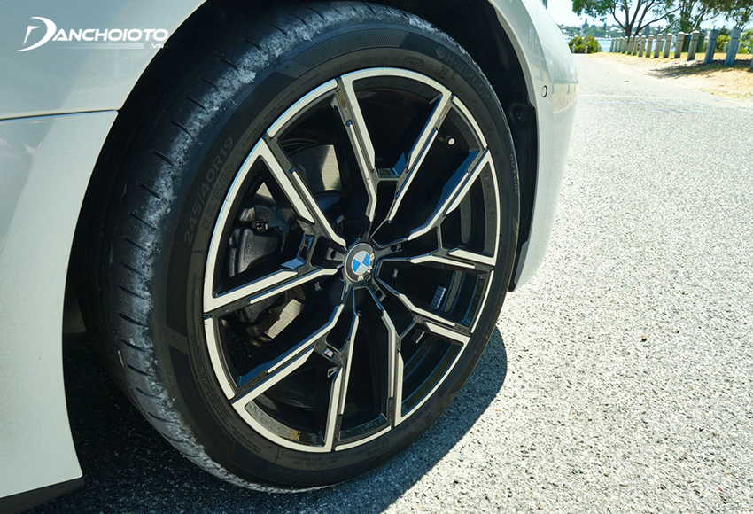 “Dàn chân” BMW 4 Series 2024 4 Series sử dụng bộ la-zăng 18 inch, 5 chấu kép