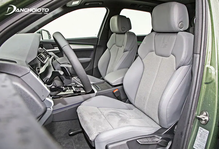 Hàng ghế trước của Audi Q5 2024 có tính năng chỉnh điện, bơm hơi tựa lưng