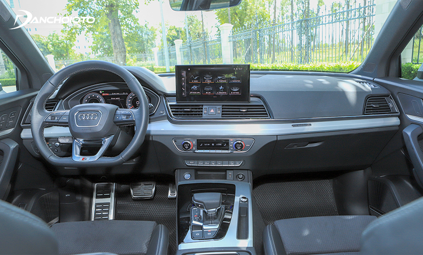Khoang nội thất Audi Q5 202 sang trọng với chất liệu da thật và nhiều chi tiết viền kim loại