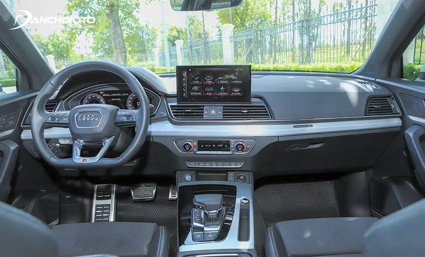 Khoang nội thất Audi Q5 2024 sang trọng với chất liệu da thật và nhiều chi tiết viền kim loại