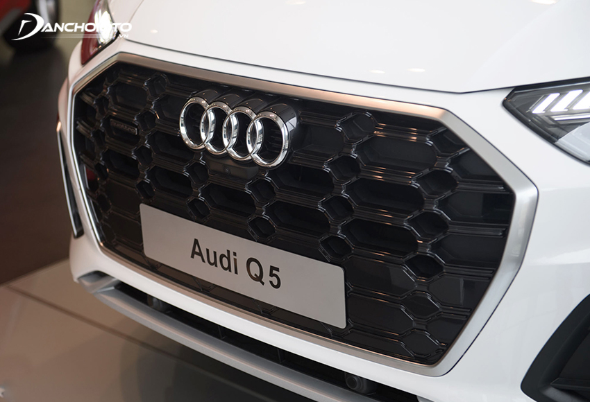 Lưới tản nhiệt hình bát giác mạ chrome tạo hình tổ ong của Audi Q5 2023