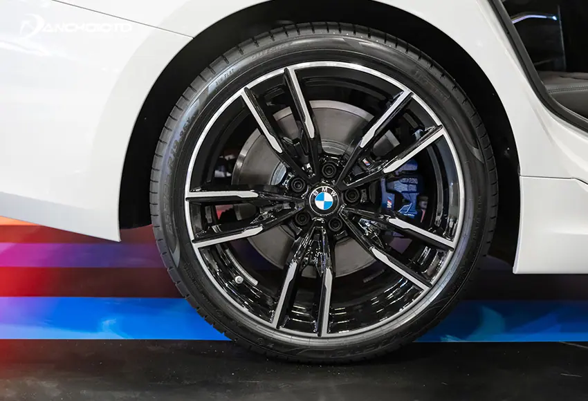BMW 330i M Sport LCI 2024 trang bị gói mâm M 18 inch đa chấu kép 2 màu kết hợp lốp Run-flat