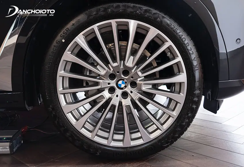 BMW X7 Pure Excellence 2023 sở hữu bộ mâm kích thước 22 inch kiểu Multi Spoke 757 đầy quyền lực