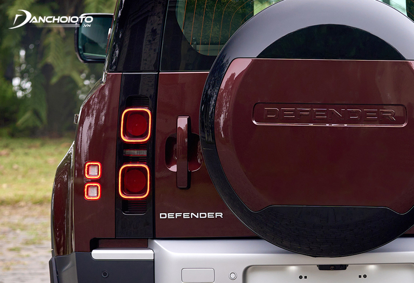 Bánh xe dự phòng gắn bên ngoài càng làm bật lên bản năng mạnh mẽ khác biệt của Land Rover Defender 2024