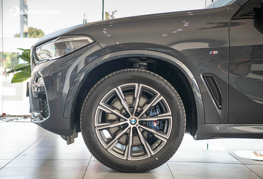 Bộ mâm 20 inch 5 chấu kẹp sắc nét kết hợp lốp an toàn Run Flat của BMW X5