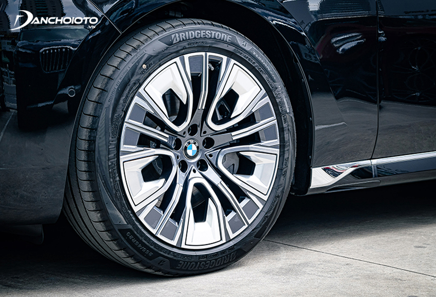 Bộ mâm đa chấu kích thước 19 inch của BMW 7 Series 2023 mạ chrome sang trọng