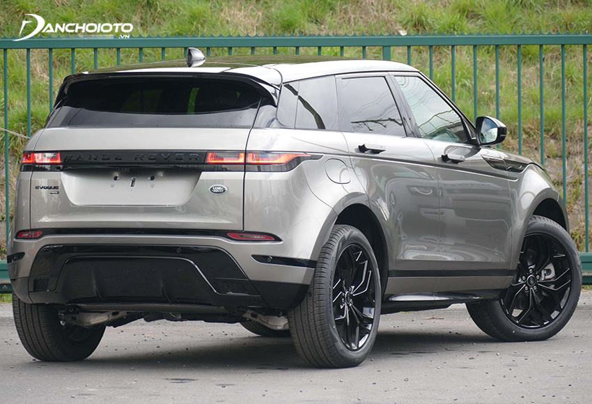 Cản sau to bự được mạ chrome của Land Rover Range Rover Evoque 2023