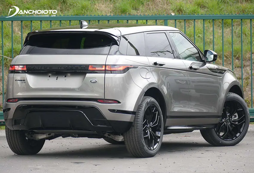 Cản sau to bự được mạ chrome của Land Rover Range Rover Evoque 2024