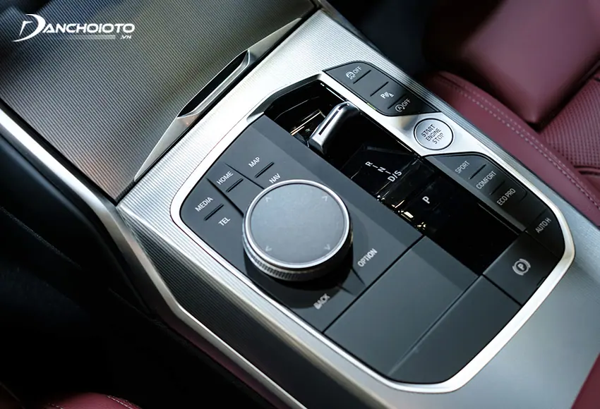 Cần số truyền thống trên BMW 330i M Sport 2024 được thay bằng dạng nút gạt khá đẹp mắt