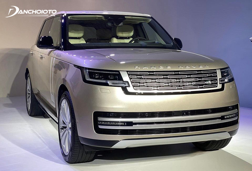 Cản trước Land Rover Range Rover 2023 đầy khác biệt và cá tính với 2 dải chrome kéo dài gần hết đầu xe