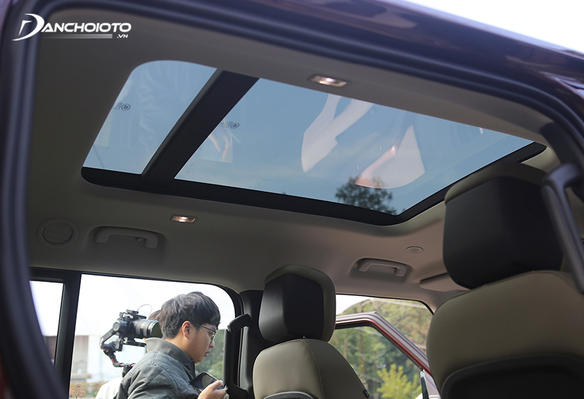 Cửa sổ trời được trang bị trên Land Rover Defender 2024 bản 130