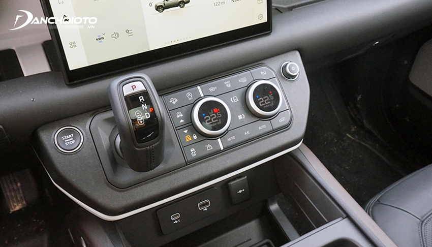 Cụm cần số của Land Rover Defender 2023 được đặt ngang ngay dưới bảng điều khiển trung tâm
