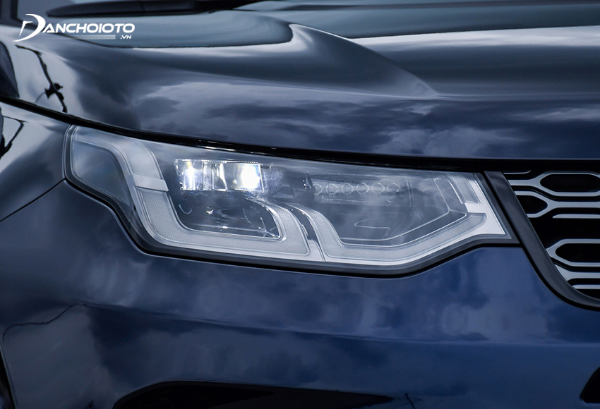 Cụm đèn chiếu sáng của Land Rover Discovery Sport 2023 dạng LED có chức năng bật/tắt tự động