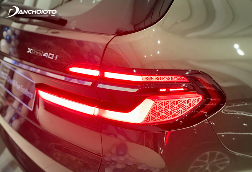 Cụm đèn hậu của BMW X7 2023 được nối liền bởi dải chrome sáng bóng