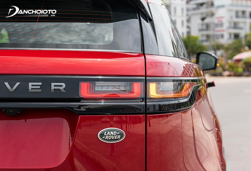 Cụm đèn sau Range Rover Velar 2023 hình tứ giác dạng LED to bản giúp phần đuôi trông độc đáo hơn