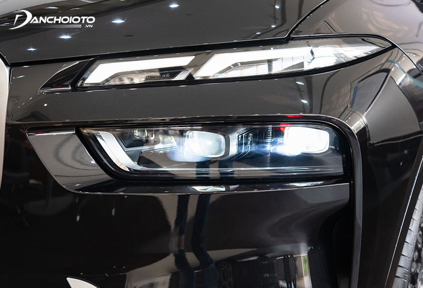 Cụm đèn trước Laserlight của BMW X7 2023 cho khả năng chiếu sáng đến 600m
