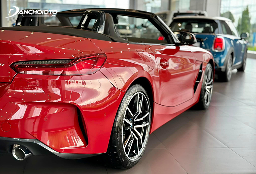 Dải LED hậu kéo dài của BMW Z4 2023 càng làm phần sau trông sắc sảo hơn