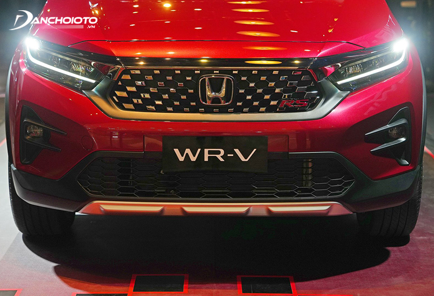 Đầu xe Honda WR-V 2023 nổi bật với cụm lưới tản nhiệt dạng khung viền hình lục giác