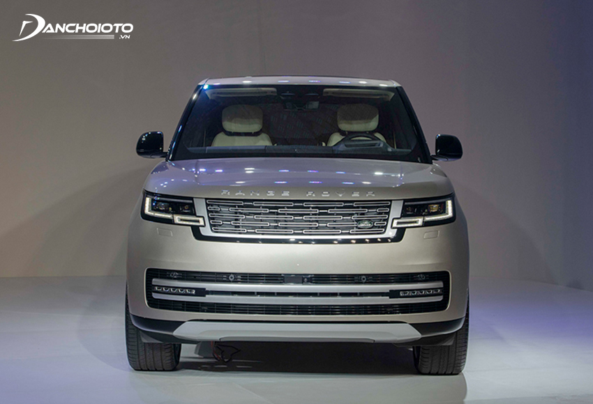 Đầu xe Land Rover Range Rover 2023 vẫn được giữ nguyên với nắp capo hình vỏ sò đặc trưng của hãng