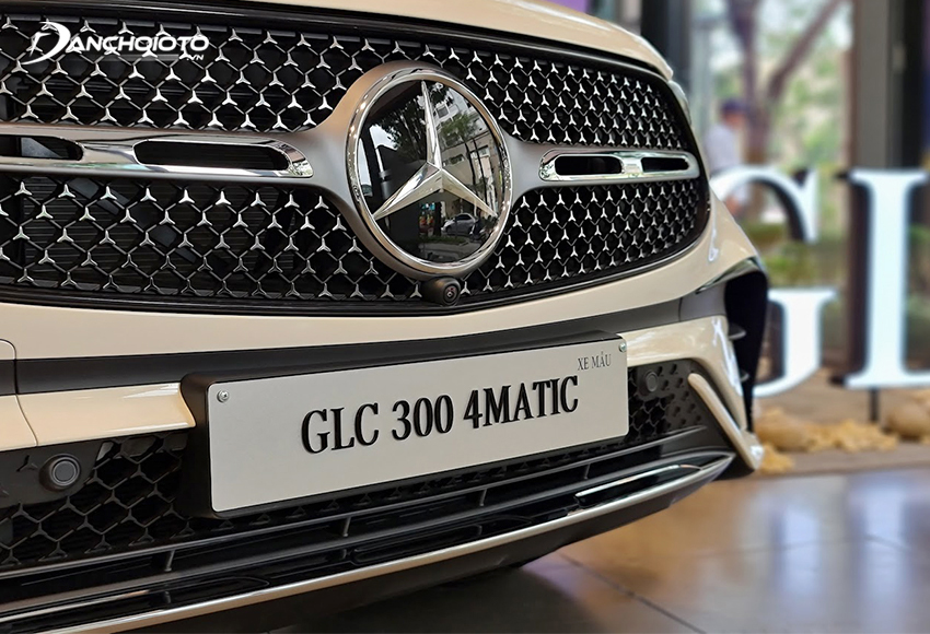 Đầu xe Mercedes GLC 300 AMG 2024 ấn tượng với lưới tản nhiệt kim cương sang trọng, bóng bẩy