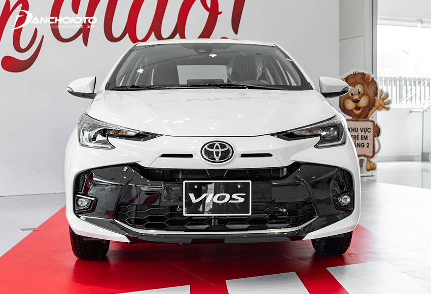 Đầu xe Toyota Vios 2023 được thiết kế cân đối với ngôn ngữ thiết kế “Keen Look”