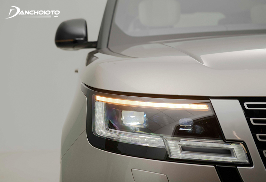 Đèn chiếu sáng trên Land Rover Range Rover 2023 dạng LED hình hộp vuông vức