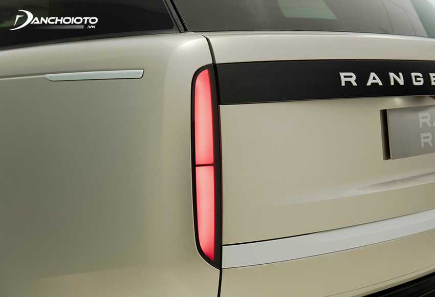 Đèn hậu Land Rover Range Rover 2023 sử dụng dạng LED nhưng kích thước nhỏ hơn trước