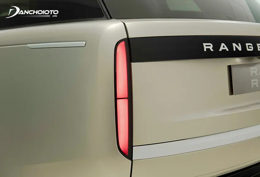 Đèn hậu Land Rover Range Rover 2024 sử dụng dạng LED nhưng kích thước nhỏ hơn trước