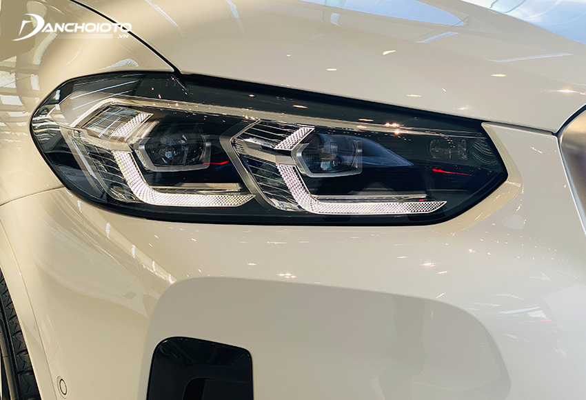 Đèn trước của BMW X3 2024 sử dụng công nghệ LED thích ứng cho khả năng chiếu sáng vượt trội