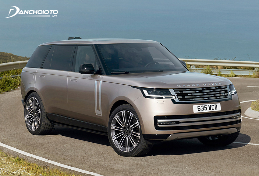 Được làm từ chất liệu da cao cấp, vô lăng của Land Rover Range Rover 2023 mang lại độ bám và cảm giác lái chân thật