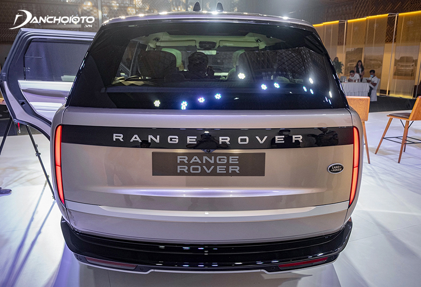 Đuôi xe Land Rover Range Rover 2023 trông hiện đại và nổi bật hơn hẳn