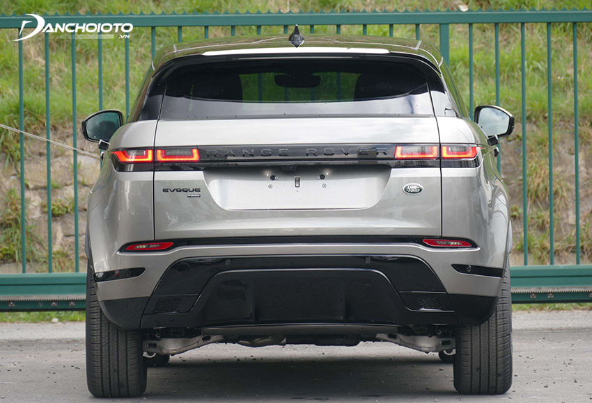 Đuôi xe Land Rover Range Rover Evoque 2023 có kiểu dáng tròn trịa, bắt mắt