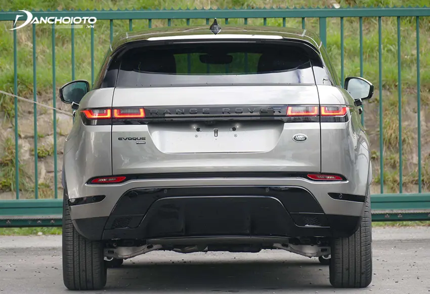 Đuôi xe Land Rover Range Rover Evoque 2024 có kiểu dáng tròn trịa, bắt mắt