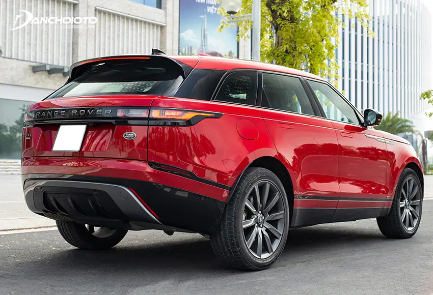 Đuôi xe Land Rover Range Rover Velar 2024 gọn gàng với những đường nét bo tròn điệu đà