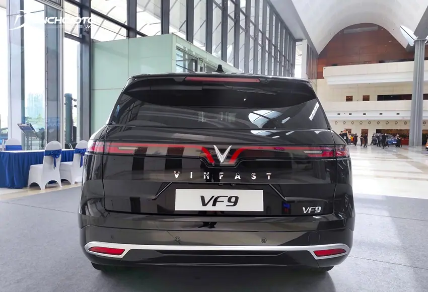 Đuôi xe VinFast VF9 2023 mang hình dáng vuông vức