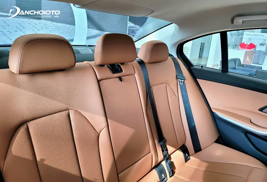 Hàng ghế sau BMW 320i 2024 thiết kế theo phong cách đặc trưng của ghế xe châu Âu, không gian “đủ dùng”