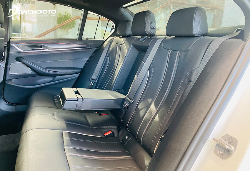 Hàng ghế sau BMW 520i và 530i 2023 có không gian trần xe và nhất là khoảng trống duỗi chân đều thoáng